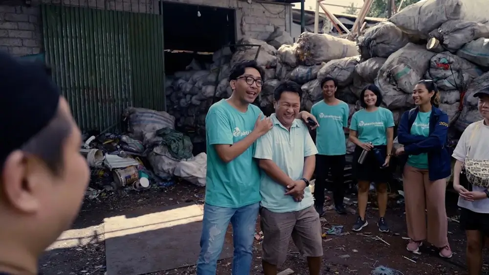 Charles & Keith, a Plastic Bank partner visits the recycling community