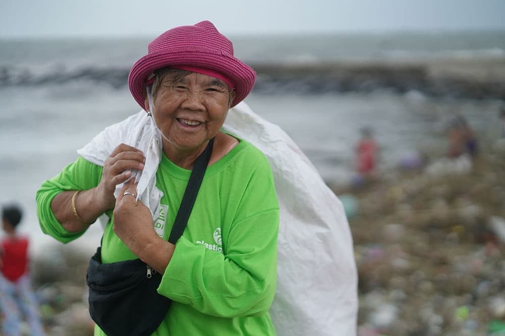 Elizabeth Ampuyas is a collection community member from Baseco, Tondo, Manila. She works as a street sweeper and get additional income through the plastic she collect.